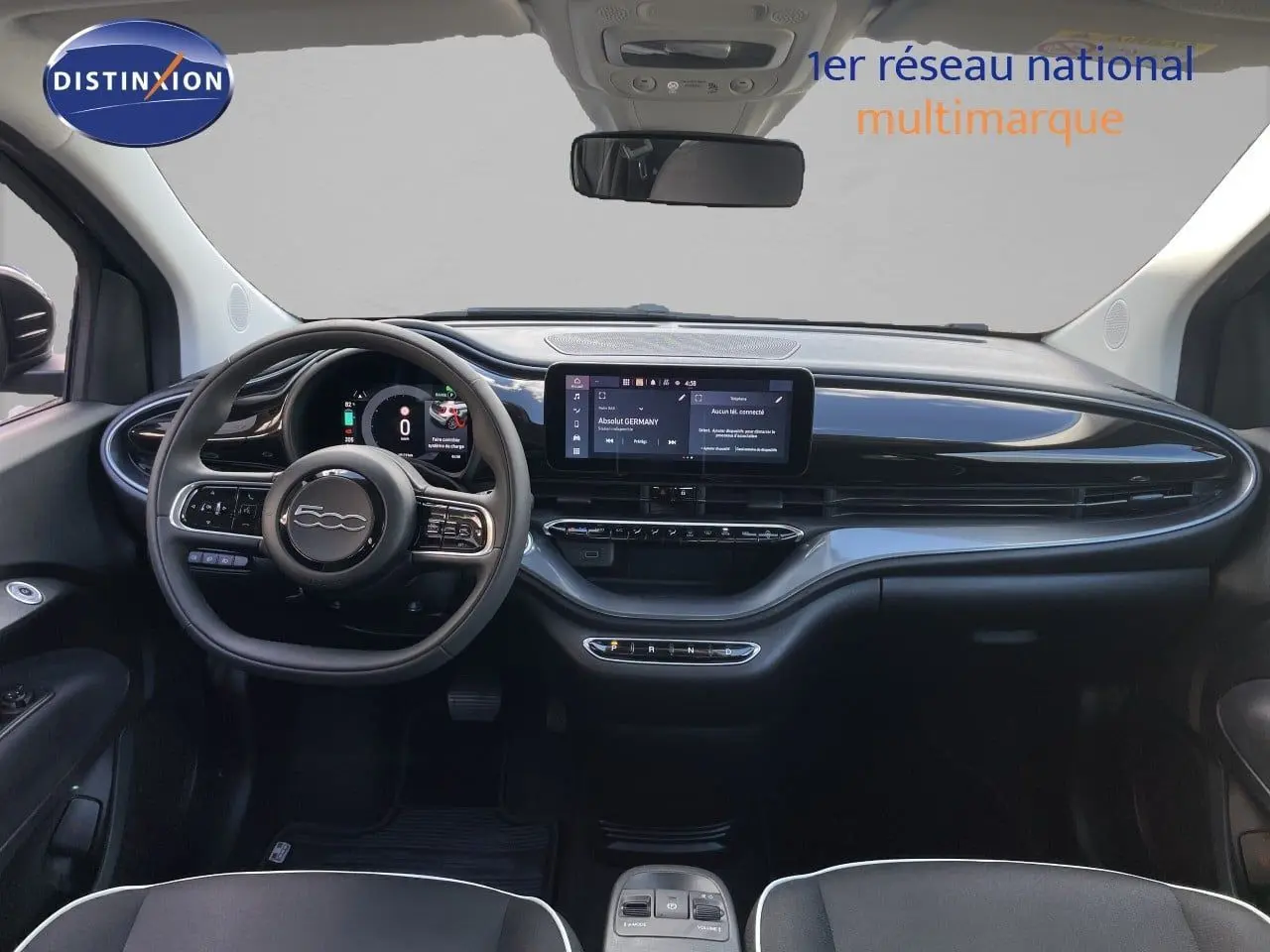 Vue intérieure frontale du tableau de bord noir onyx de la FIAT 500 électrique 2023 avec écran tactile et volant multifonction.
