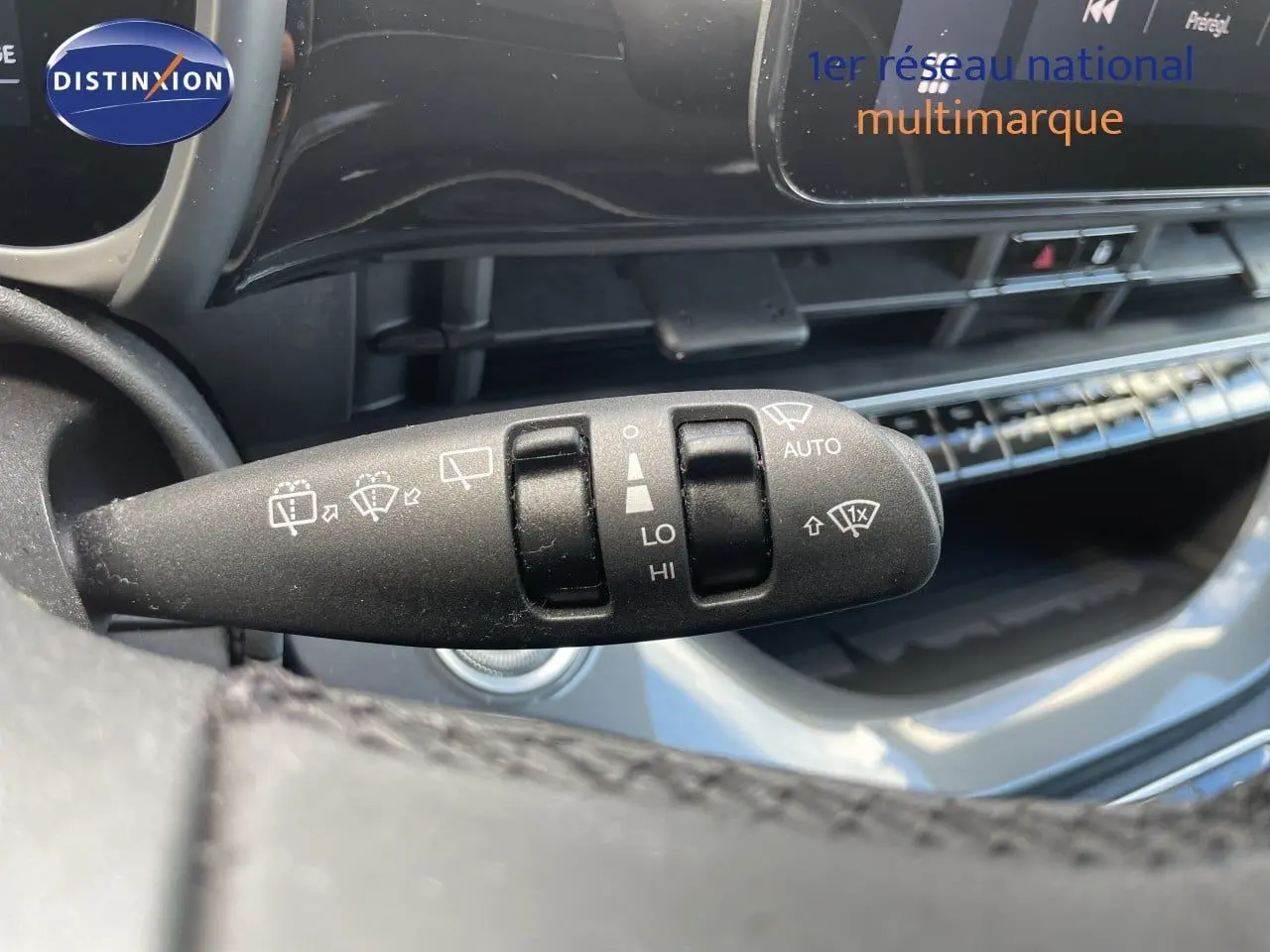 Gros plan sur la commande d'essuie-glace dans l'habitacle noir de la FIAT 500 électrique 2023.
