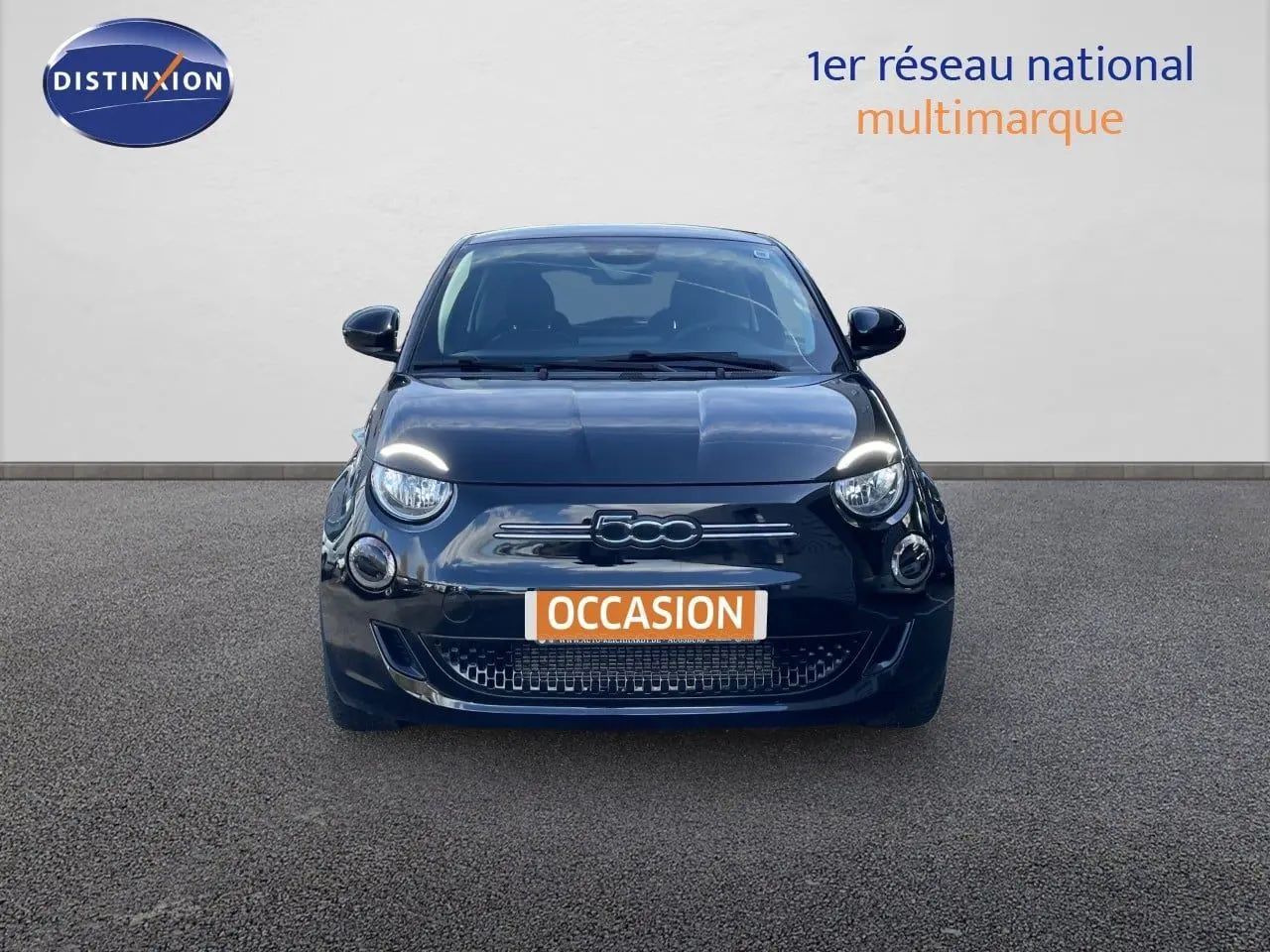 Vue de face d'une FIAT 500 électrique 2023 en noir Onyx avec plaque "OCCASION" sur un fond neutre.