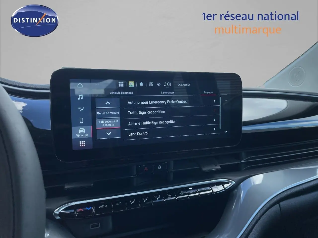 Vue intérieure du tableau de bord de la Fiat 500 électrique 2023, écran tactile central affichant les aides à la conduite.