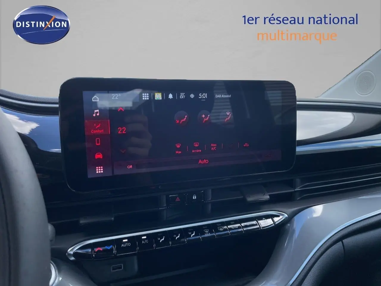 Écran tactile central de la Fiat 500 électrique 2023, affichant les réglages de climatisation dans un intérieur noir brillant.