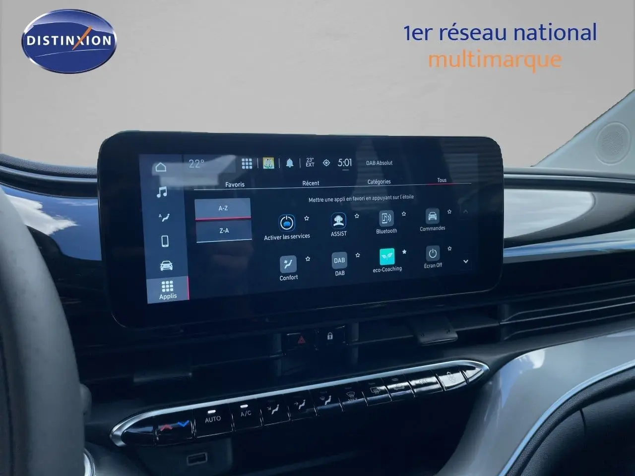Vue intérieure centrée sur l'écran tactile du tableau de bord de la Fiat 500 électrique noir onyx, affichant les options multimédia.