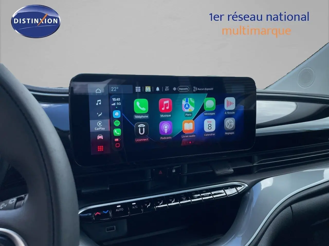 Vue intérieure du tableau de bord de la Fiat 500 électrique 2023, écran tactile central avec interface connectée colorée.