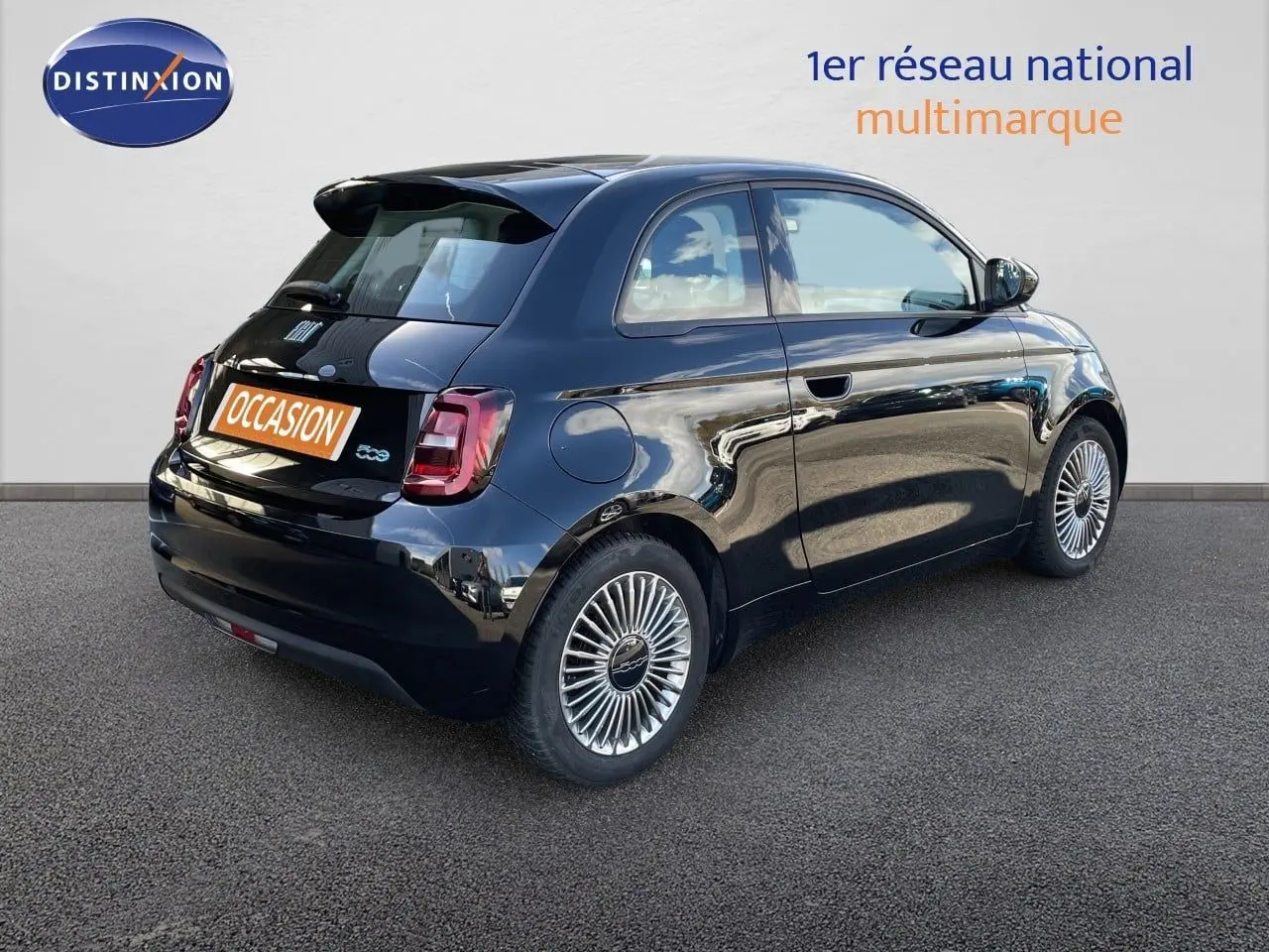 Vue 3/4 arrière droite d'une FIAT 500 électrique noir onyx avec jantes stylisées et feux arrière LED.