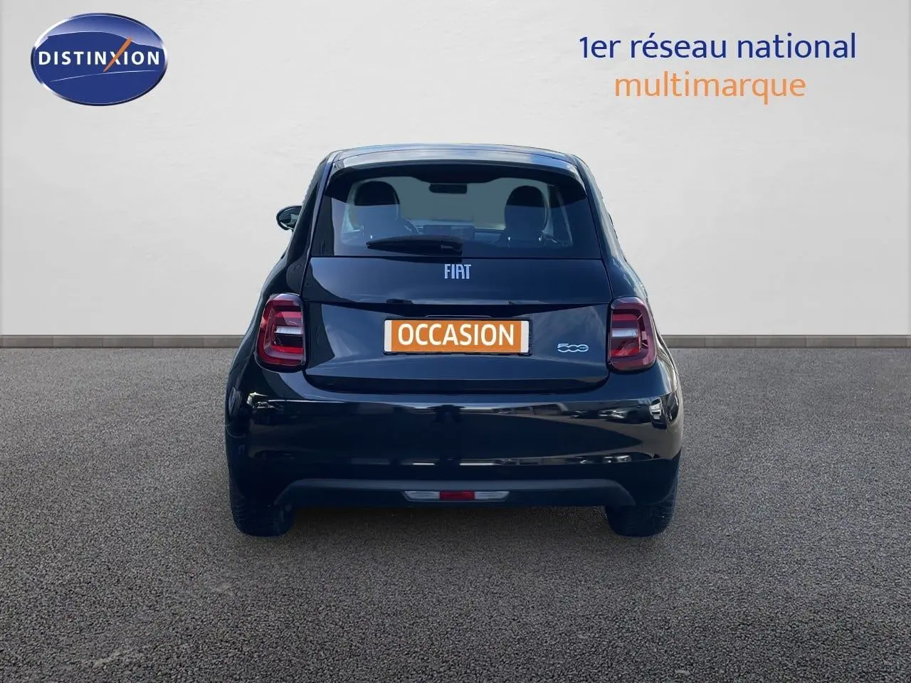Vue arrière d'une FIAT 500 électrique 118ch boîte auto en noir onyx, avec feux arrière LED et plaque "OCCASION".