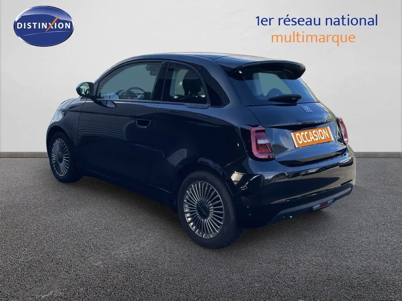 Fiat 500 électrique noir Onyx vue 3/4 arrière droit, jantes spécifiques et toit avec petit aileron.