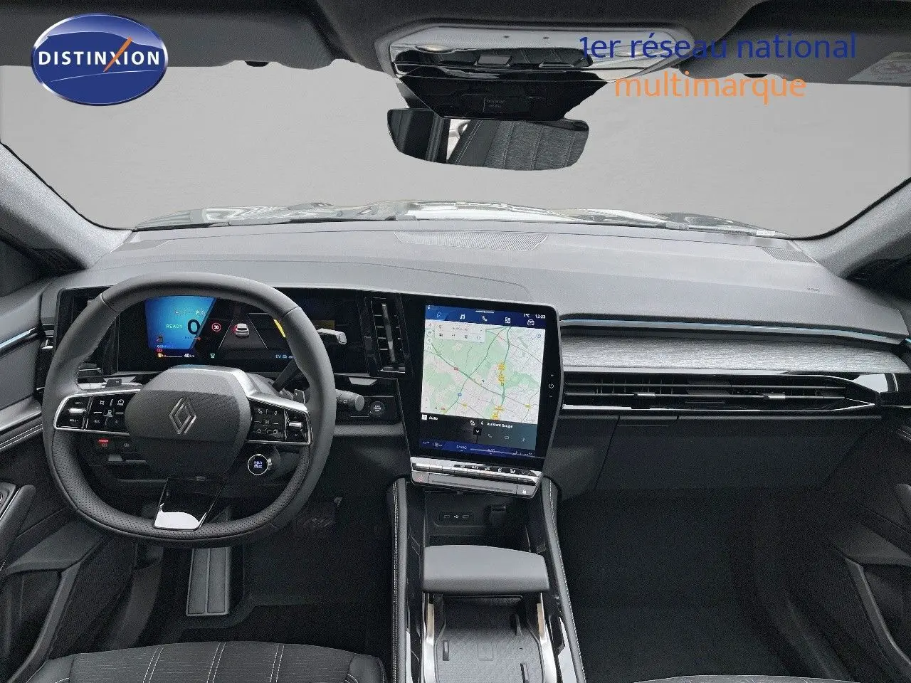 Intérieur noir du Renault Austral E-Tech 2025 vu de face, tableau de bord moderne avec écran tactile central affichant une carte.