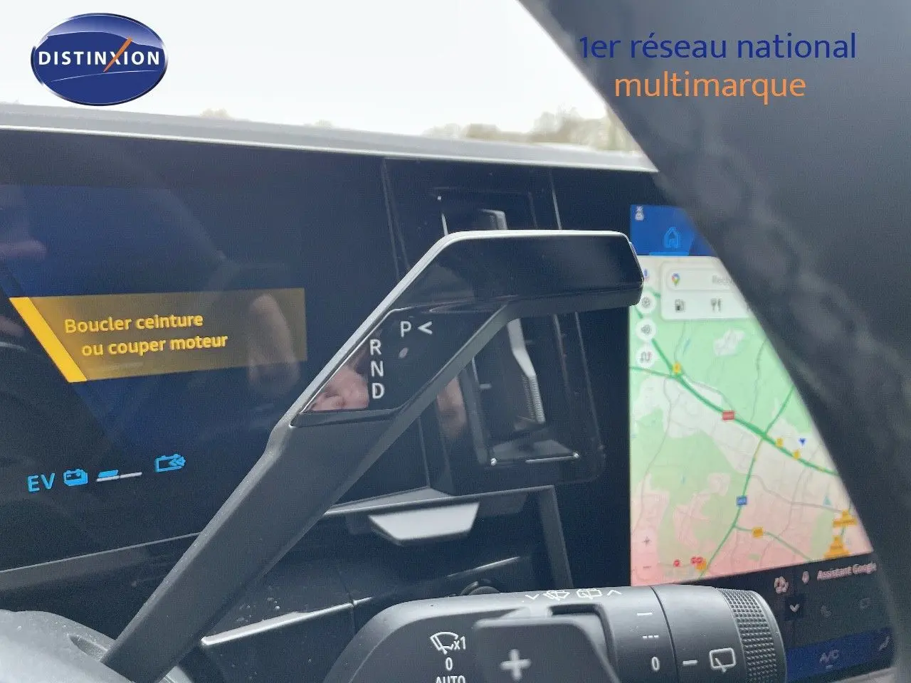 Le levier de vitesses automatique noir du Renault Austral E-Tech 2025, vu de près côté conducteur avec écran digital en arrière-plan.