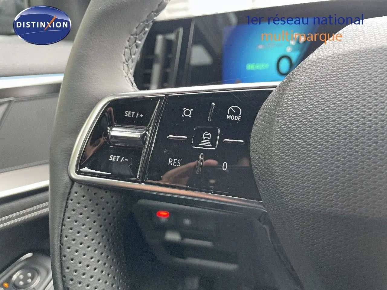 Gros plan sur les commandes du volant du Renault Austral noir étoile métal, mettant en valeur les boutons de régulateur de vitesse.