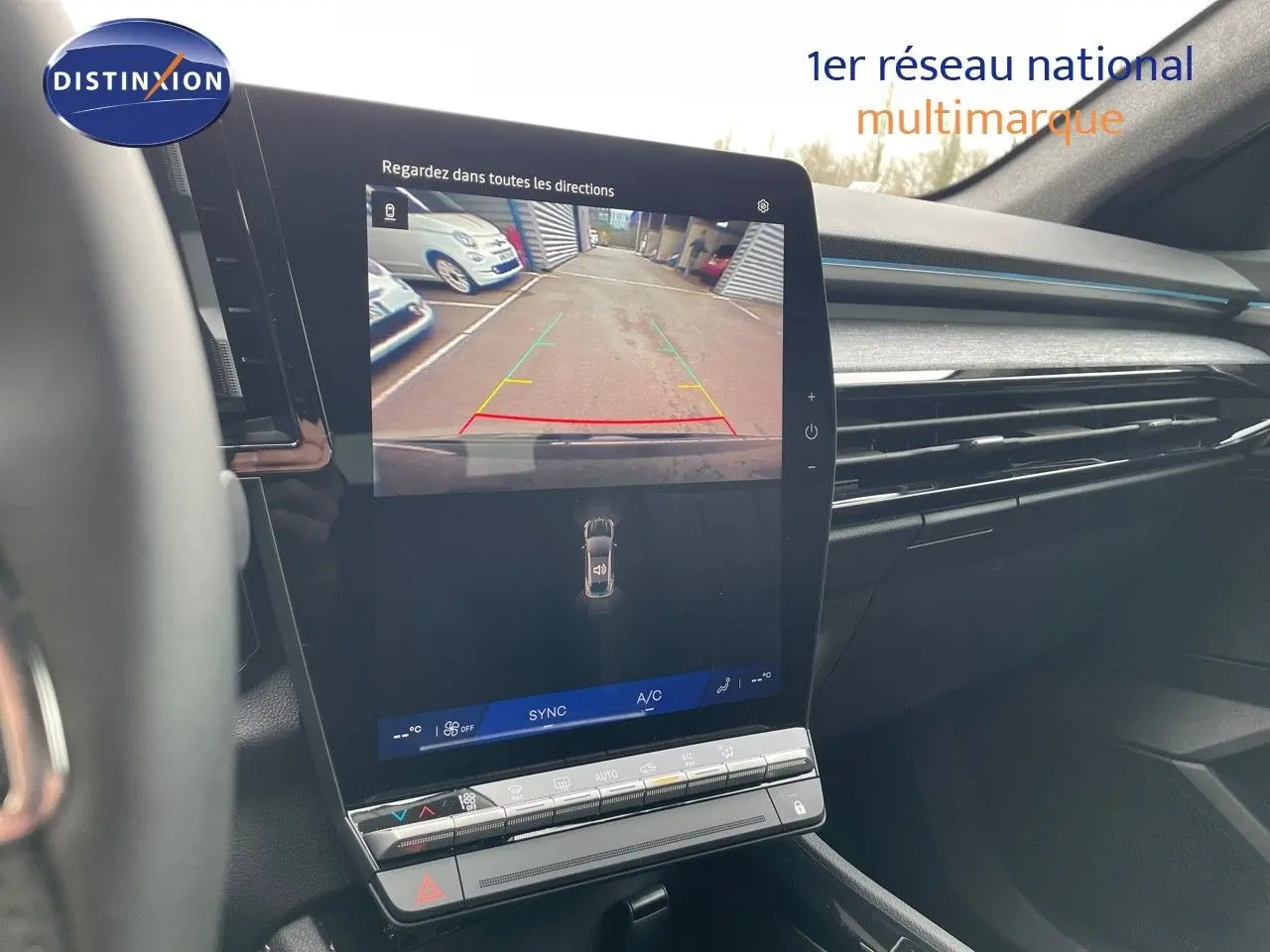 Vue intérieure du tableau de bord du Renault Austral E-Tech Full Hybrid 200ch, écran tactile affichant la caméra de recul.