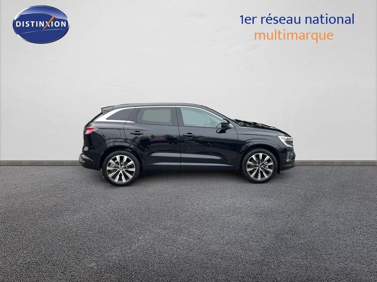 Profil côté gauche du Renault Austral E-Tech Full Hybrid 200ch noir étoile métal, avec jantes bi-ton et lignes fluides.