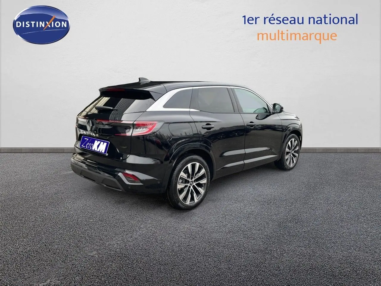 Renault Austral noir étoile métal vu de trois quarts arrière droit sur fond neutre avec jantes bi-ton.