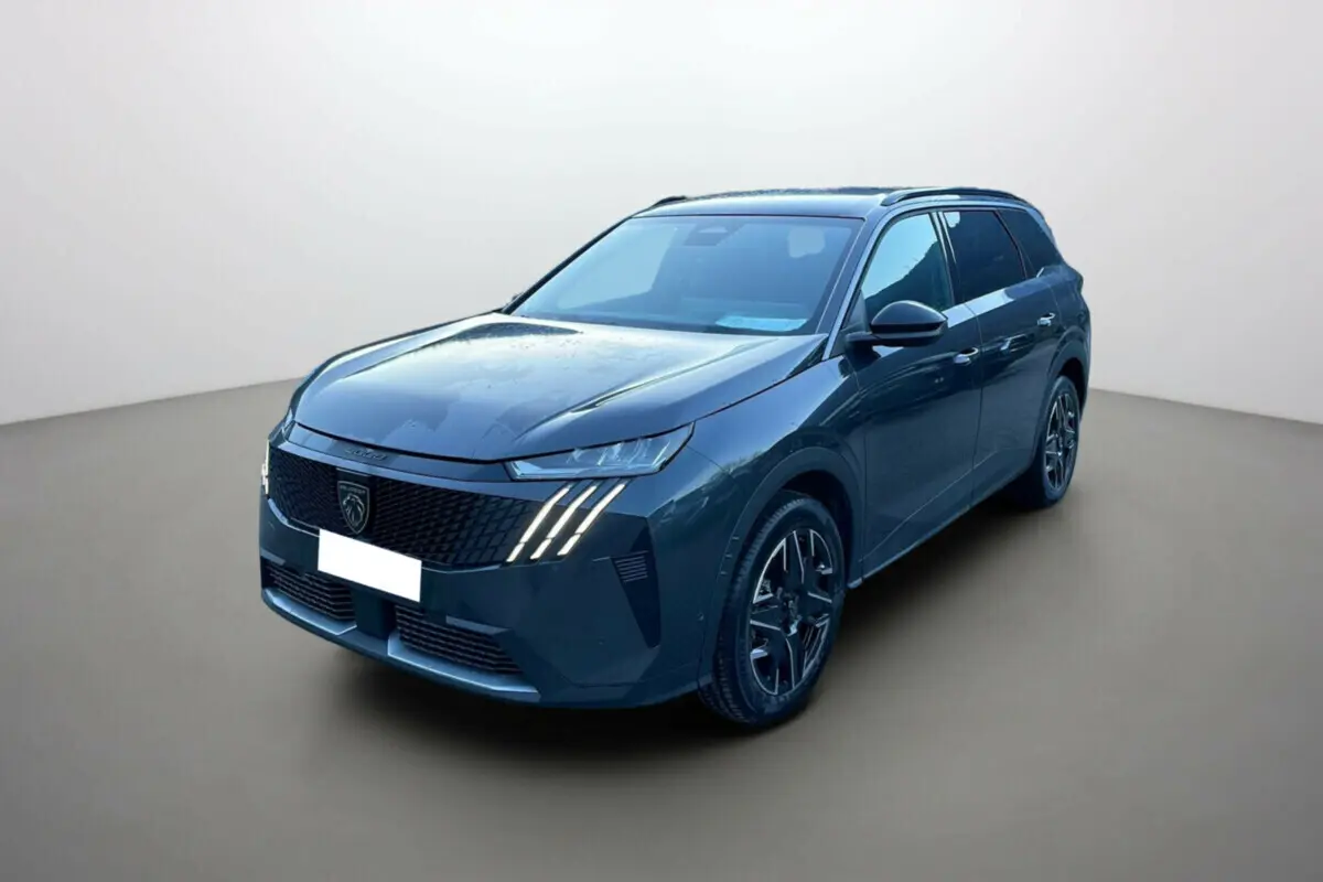 Peugeot 5008 Hybrid 145 Allure Plus gris titane en 3/4 avant droit avec feux LED distinctifs et jantes noires.