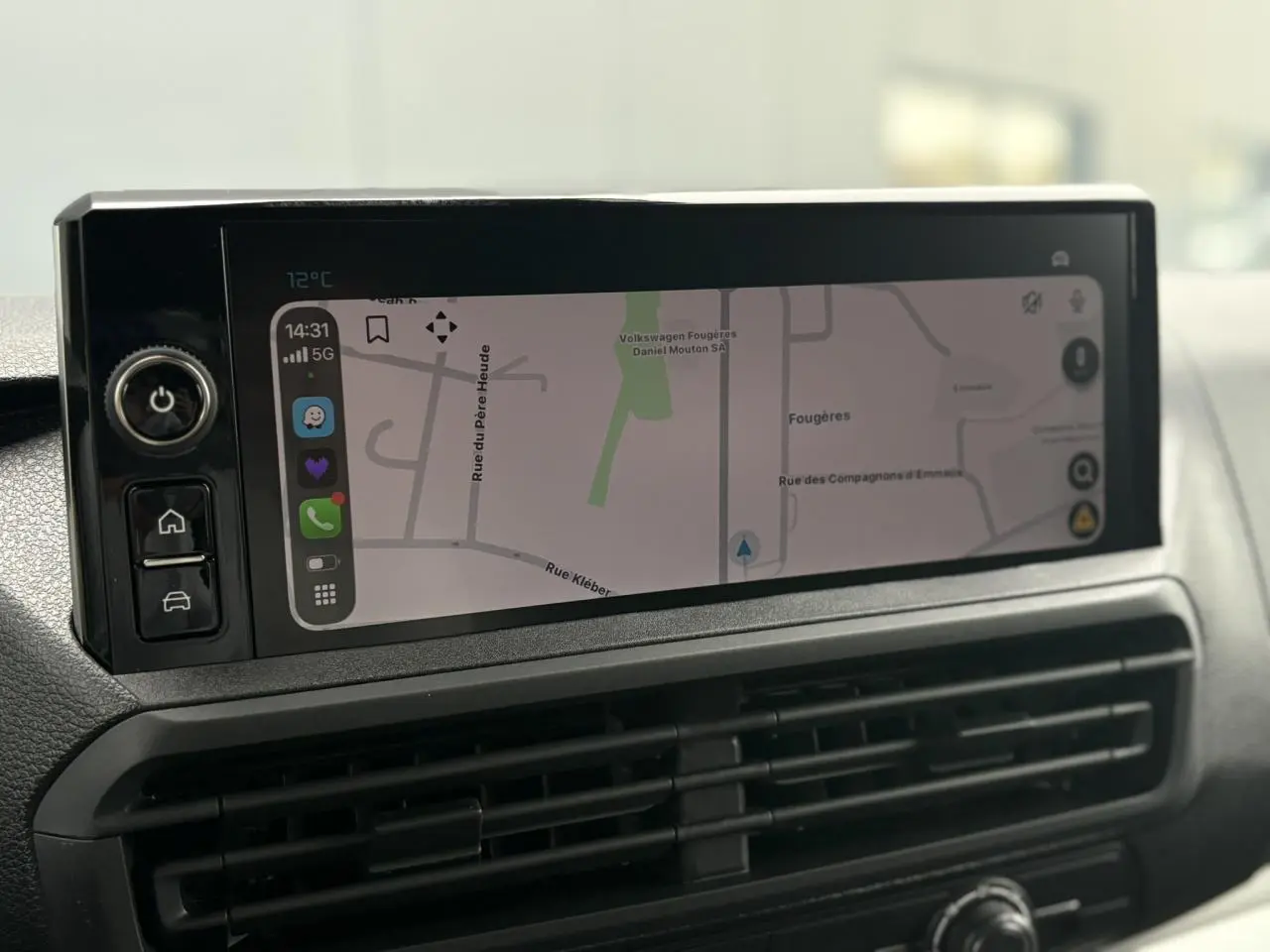 Écran tactile 10 pouces affichant la navigation 3D dans l'habitacle du Citroën Jumpy gris Titane.