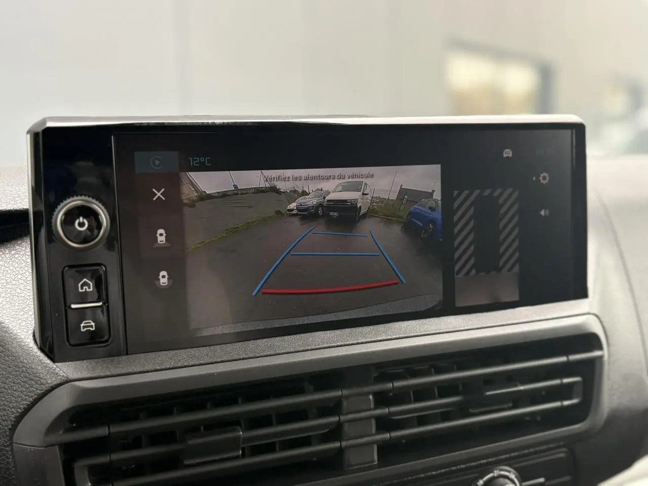 Écran tactile intérieur montrant la caméra de recul du Citroën Jumpy 2025 avec vue arrière sur parking.