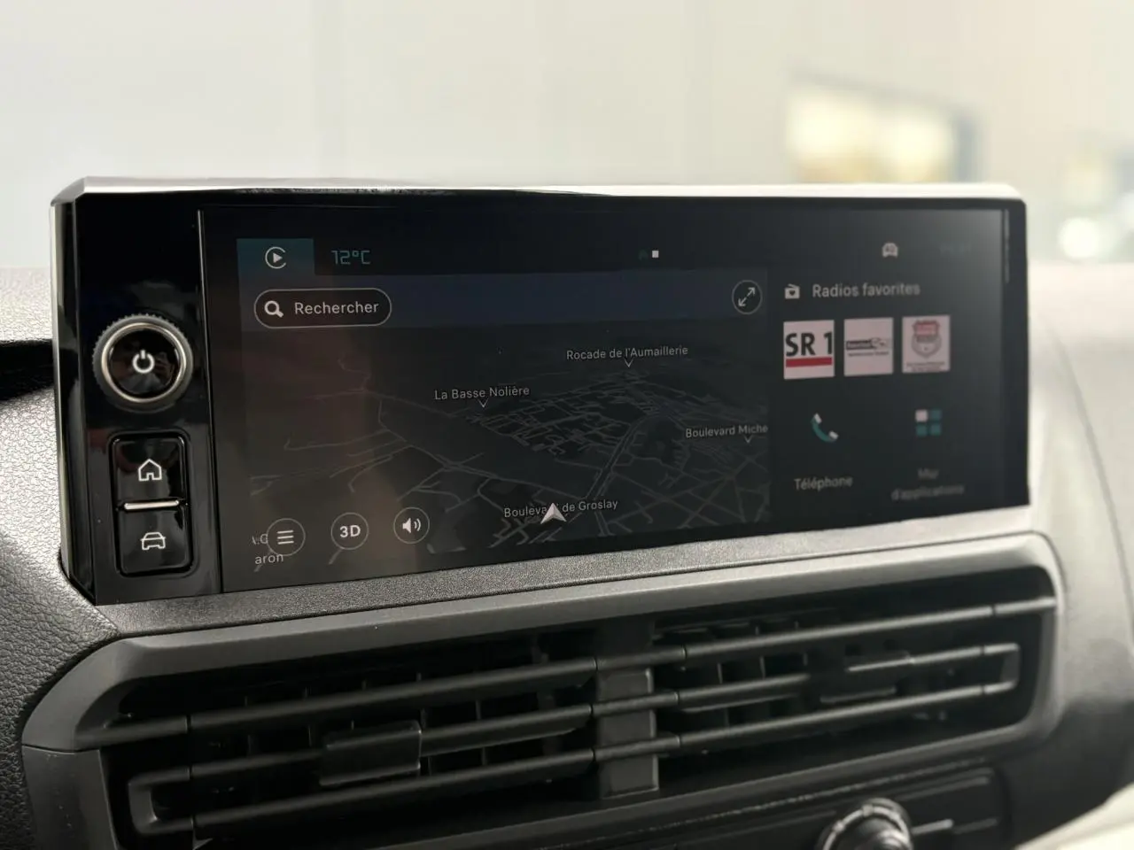 Écran tactile 10 pouces du tableau de bord du Citroën Jumpy 2025 affichant la navigation 3D connectée.