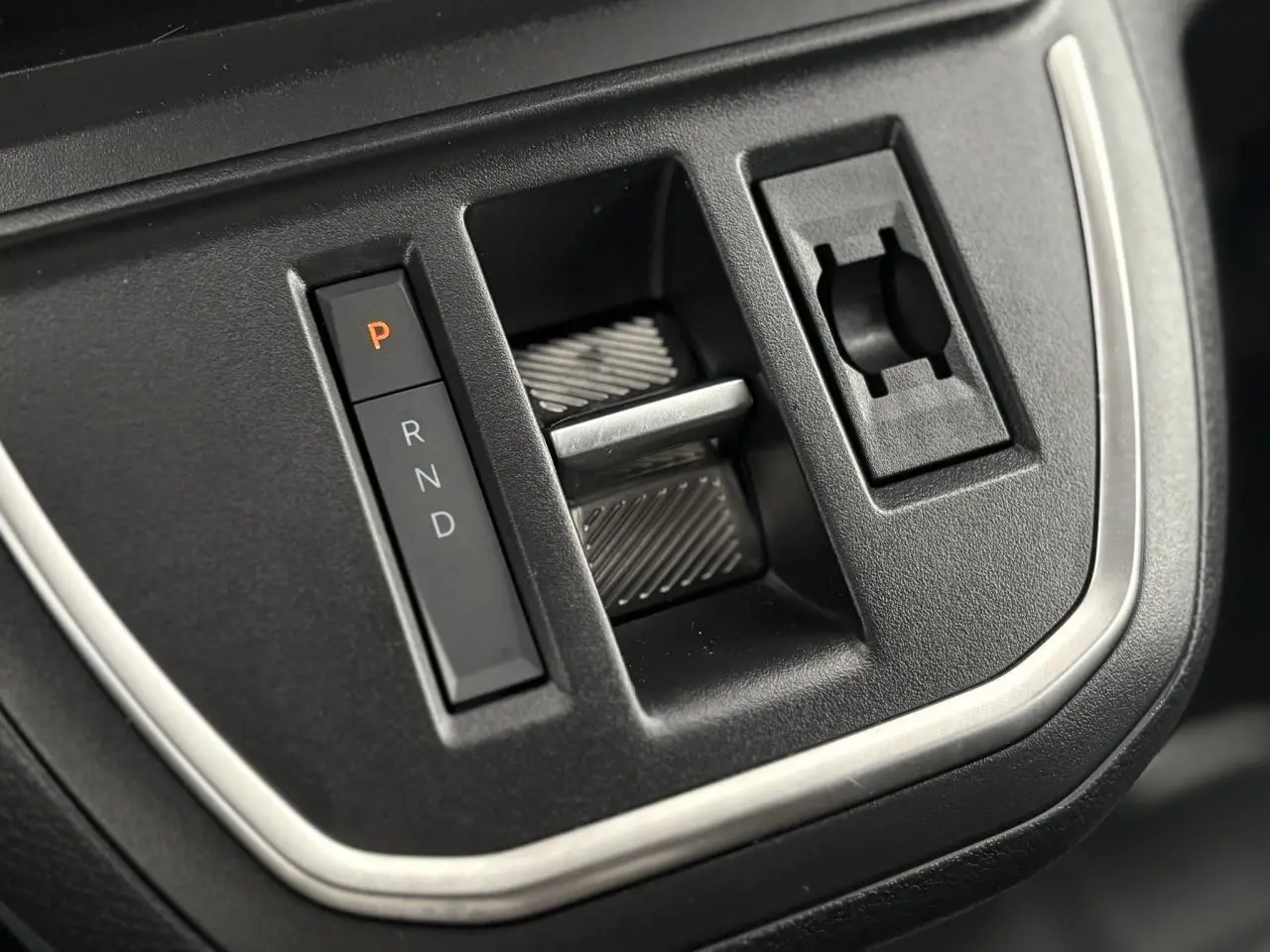 Gros plan sur la commande de boîte automatique noire avec indication P R N D du Citroën Jumpy gris titane 2025
