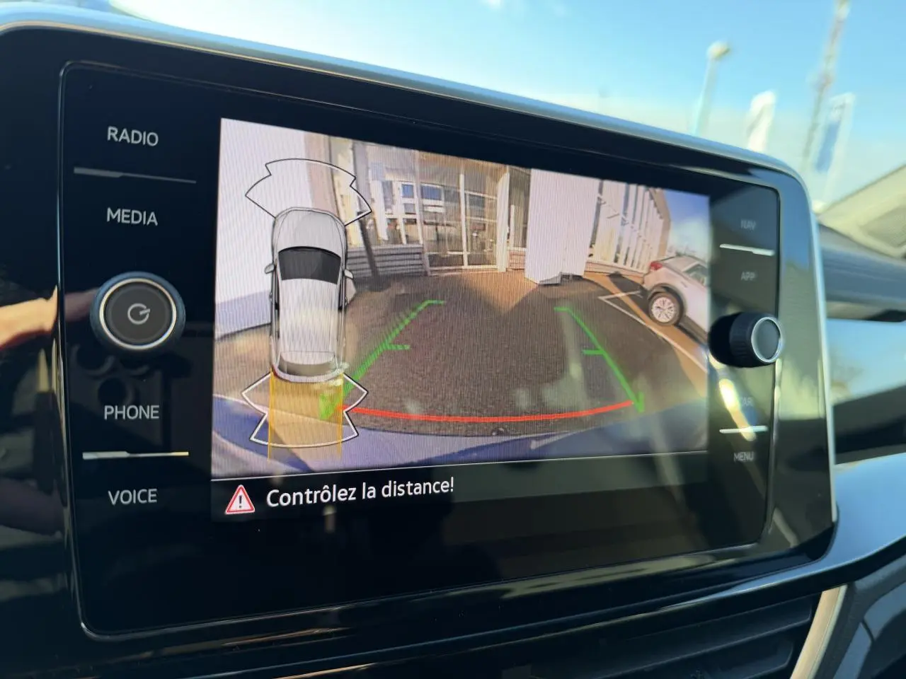 Écran de caméra de recul du Volkswagen T-Roc 2025 affichant l'aide au stationnement en vue arrière.