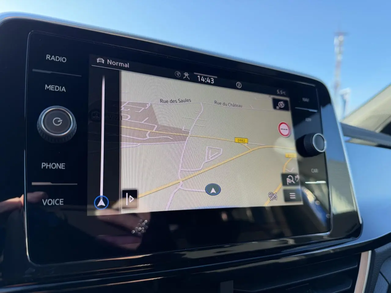 Écran tactile du système de navigation Discover Media dans l'habitacle du Volkswagen T-Roc 2025.