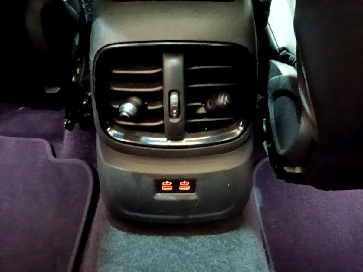 Vue rapprochée de la console arrière avec bouches d’aération et commandes de sièges chauffants dans un MINI Countryman gris clair.