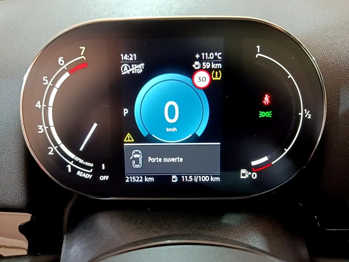 Vue rapprochée du combiné d'instruments numérique de la MINI Countryman gris clair, affichant vitesse et alertes.