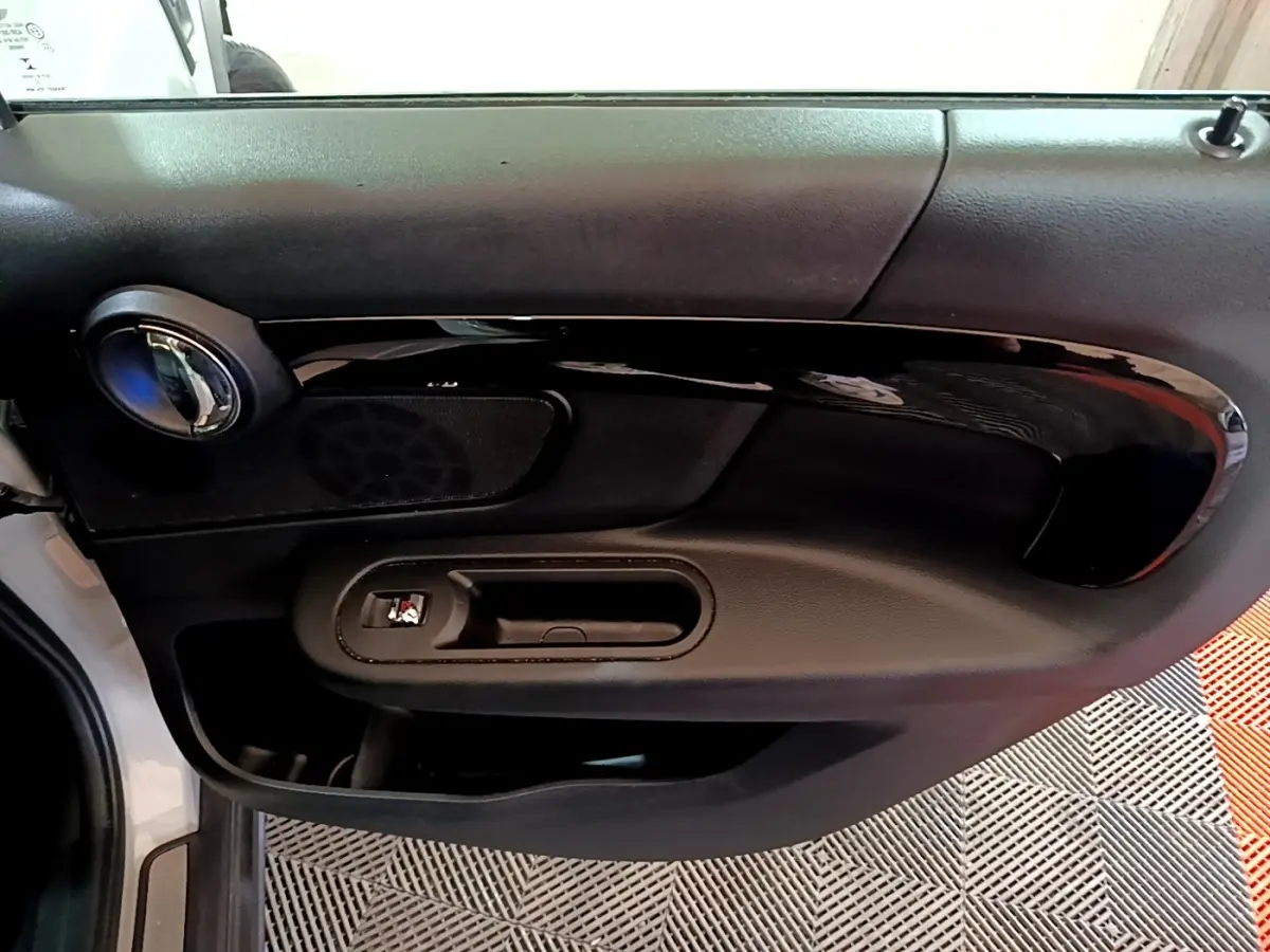 Vue rapprochée de la porte intérieure côté gauche gris clair du MINI Countryman Cooper Edition Premium Plus 2022.