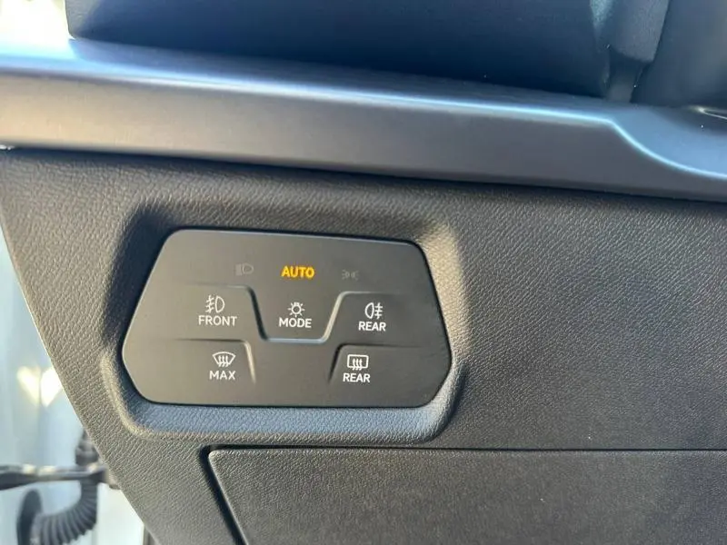 Panneau de commandes d’éclairage intérieur du CUPRA Formentor 2025, avec mode automatique activé, vue en gros plan.