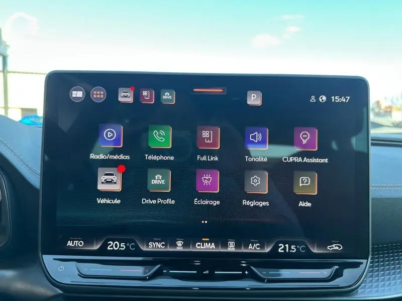 Écran tactile central du CUPRA Formentor 2025 affichant les options multimédia et réglages, intérieur moderne et épuré.