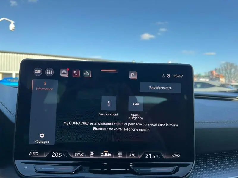 Écran tactile du tableau de bord du CUPRA Formentor 2025 affichant les options de connectivité et climatisation.