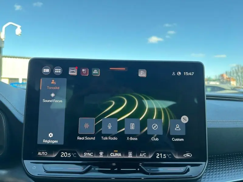 Écran tactile central du tableau de bord du CUPRA Formentor 2025 affichant les réglages audio avec ciel bleu en arrière-plan.