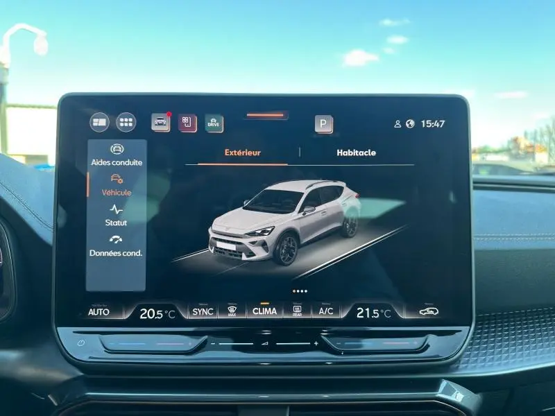 Affichage intérieur montrant un CUPRA Formentor blanc Nevada métallisé en 3/4 avant sur l'écran tactile du tableau de bord.