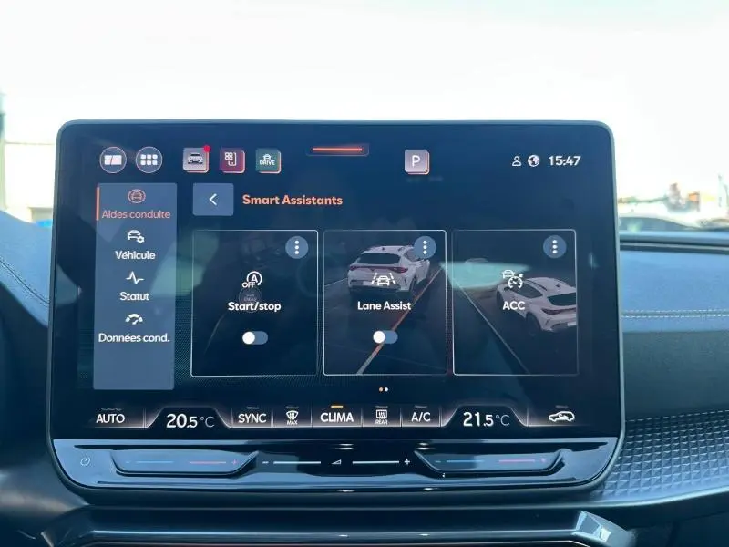 Écran tactile du système d'assistance à la conduite de la CUPRA Formentor blanc Nevada, affichant Start/Stop, Lane Assist et ACC.