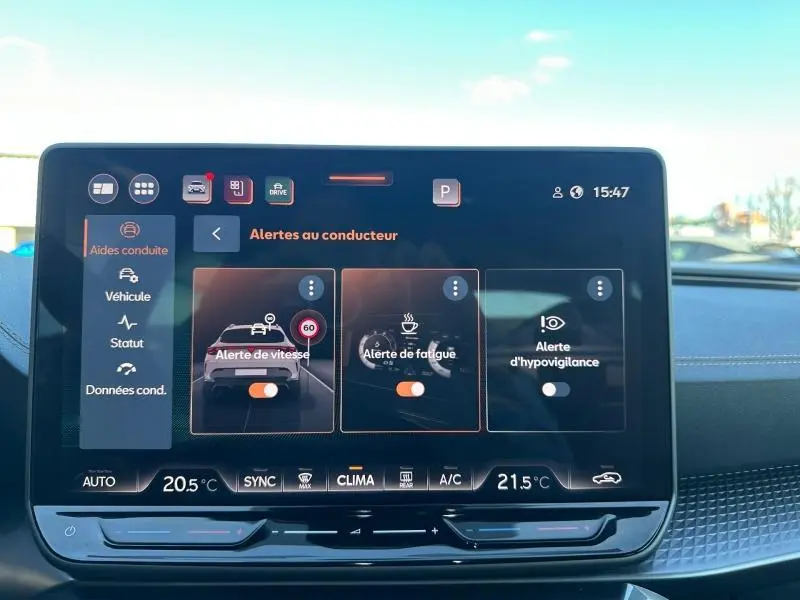 Écran tactile intérieur du tableau de bord du CUPRA Formentor 2025 affichant les alertes au conducteur.