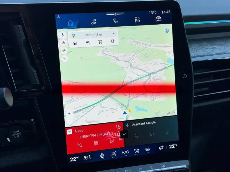 Écran tactile central du tableau de bord du Renault Austral 2024 affichant la navigation GPS et les commandes multimédia.