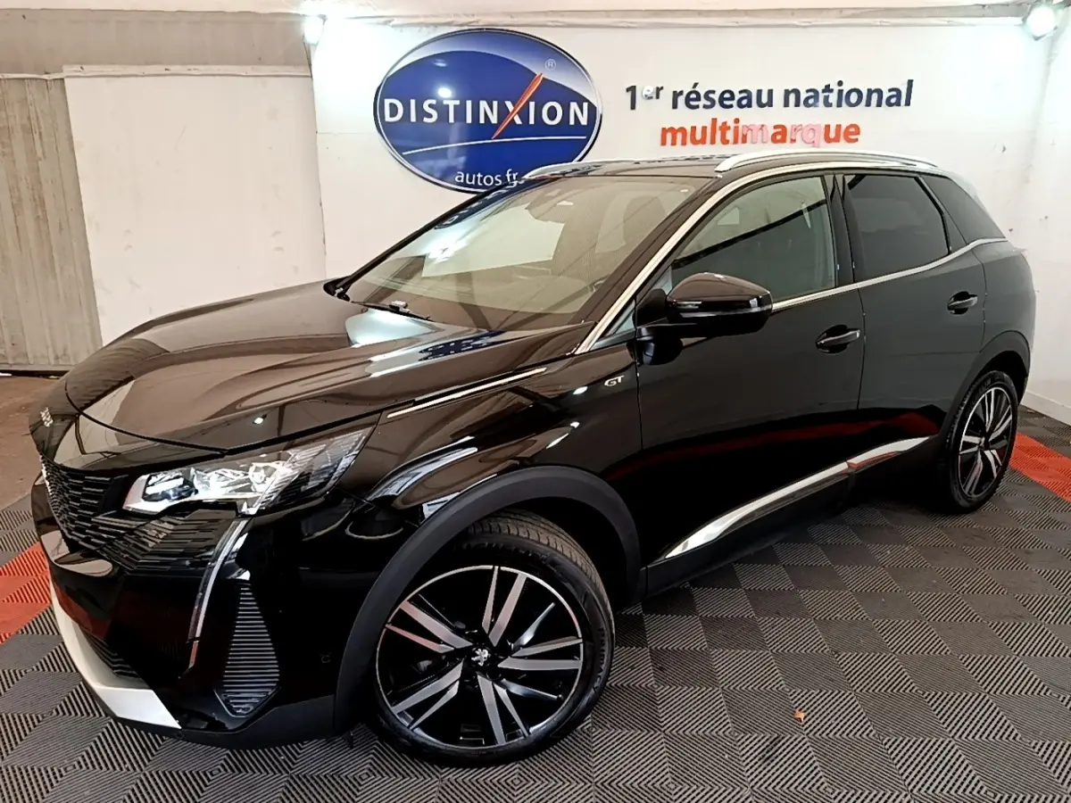 Peugeot 3008 PureTech 130 GT Pack noir, vue 3/4 avant droit, jantes alliage et détails chromés visibles.