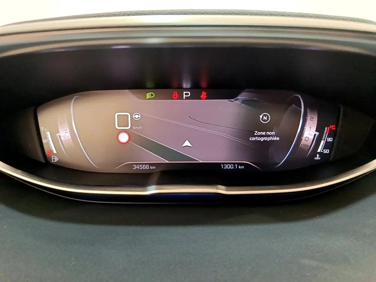 Affichage numérique du tableau de bord du Peugeot 3008 noir, avec navigation et indicateurs de vitesse et température.