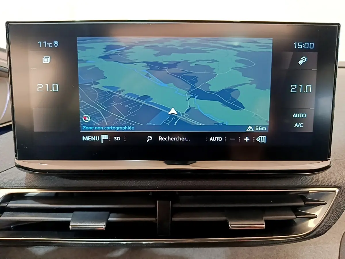 Écran tactile central du tableau de bord du Peugeot 3008 noir, affichant la navigation avec carte en vue 3D.