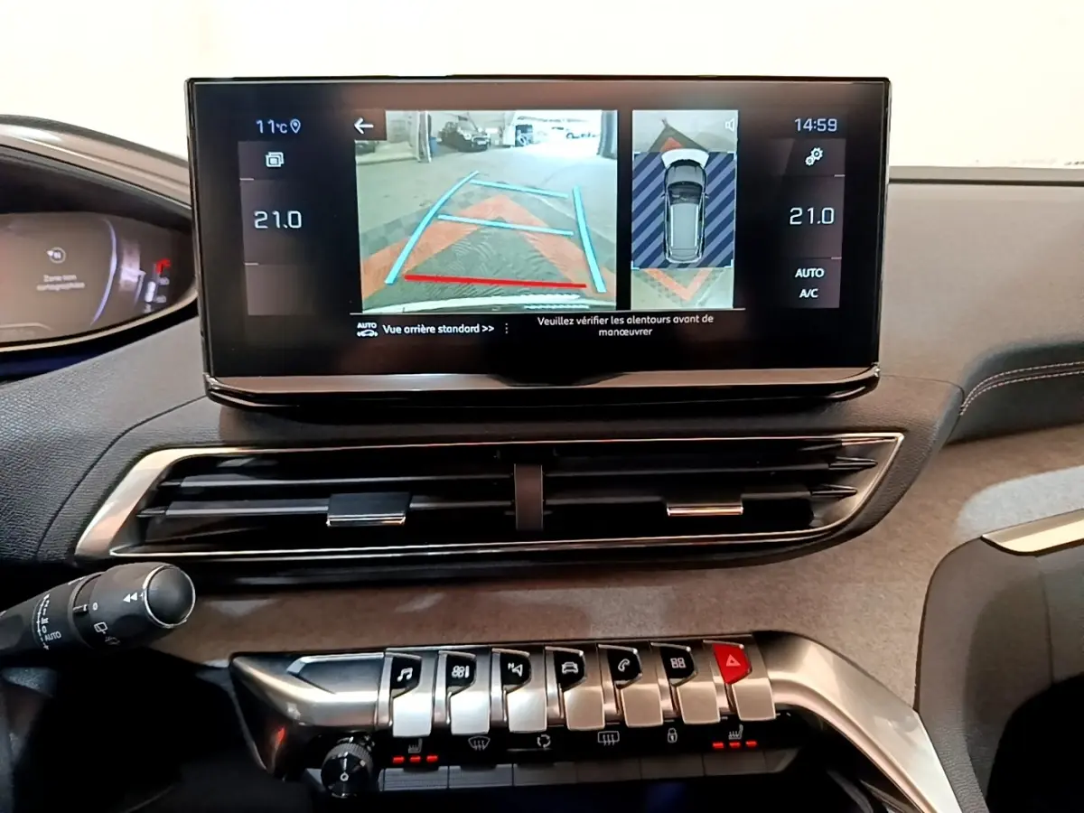 Vue rapprochée de l’écran tactile central affichant la caméra 360° dans l’habitacle du Peugeot 3008 noir 2022.