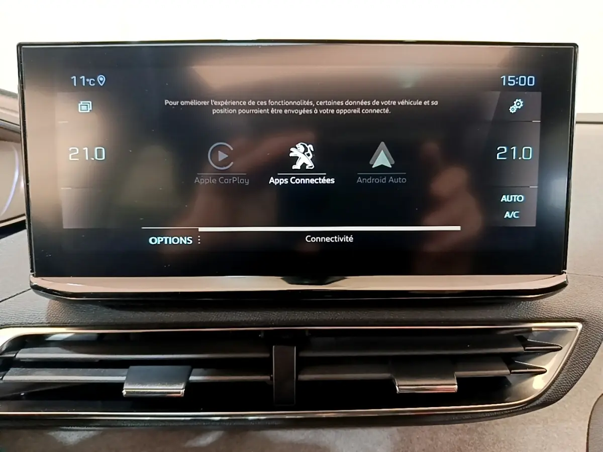 Écran tactile central du tableau de bord du Peugeot 3008 noir, affichant Apple CarPlay et Android Auto.