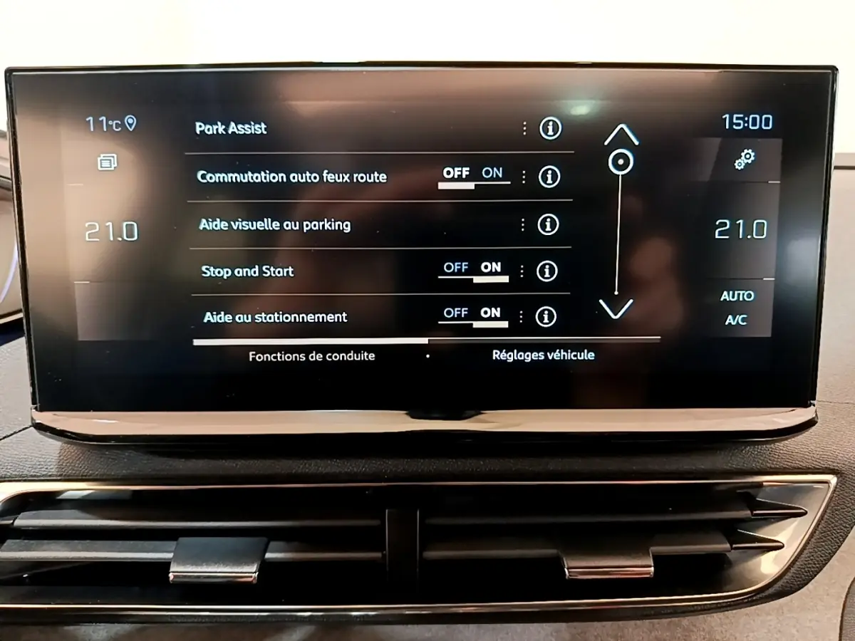 Écran tactile central affichant les réglages d'aide au stationnement et climatisation dans un Peugeot 3008 noir.