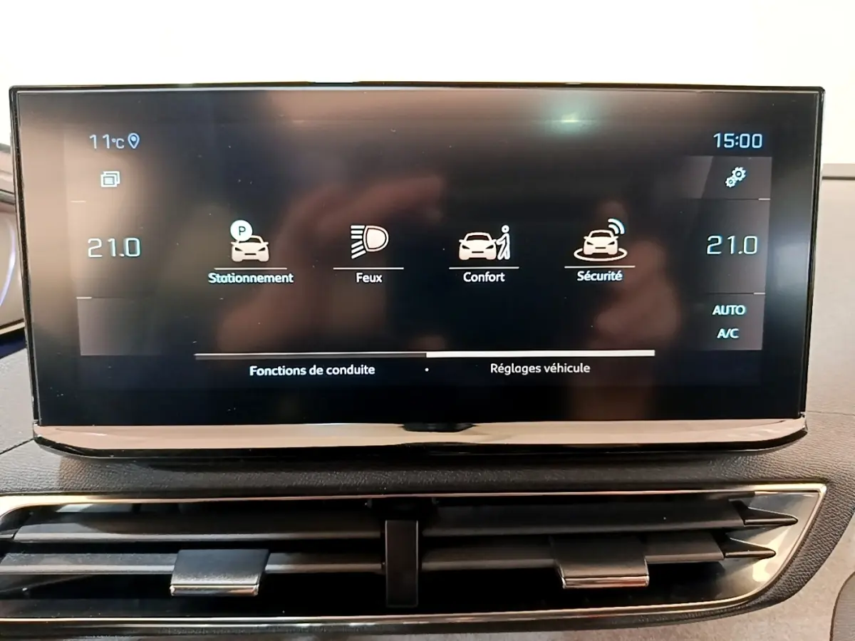 Écran tactile central du tableau de bord du Peugeot 3008 noir, affichant les options de conduite et réglages véhicule.