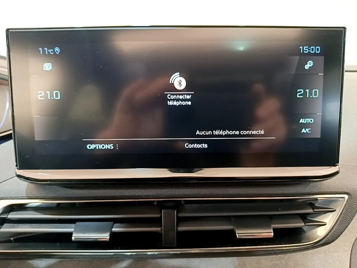 Écran tactile central affichant la connexion Bluetooth dans l’habitacle du Peugeot 3008 noir, vue frontale rapprochée.