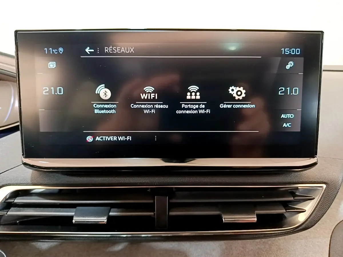 Écran tactile central affichant les options de connexion Wi-Fi et Bluetooth dans un Peugeot 3008 noir, vue intérieure.
