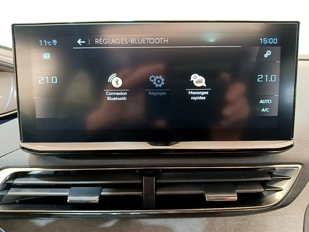 Écran tactile central affichant les réglages Bluetooth dans l’habitacle du Peugeot 3008 noir, vue de face.