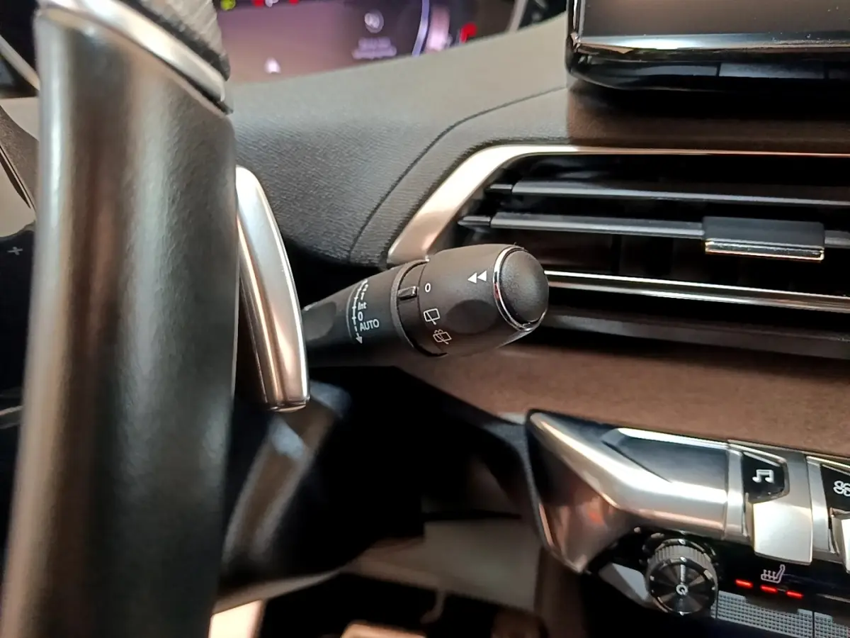 Gros plan sur la manette d’essuie-glace côté gauche du tableau de bord noir du Peugeot 3008 GT Pack 2022.