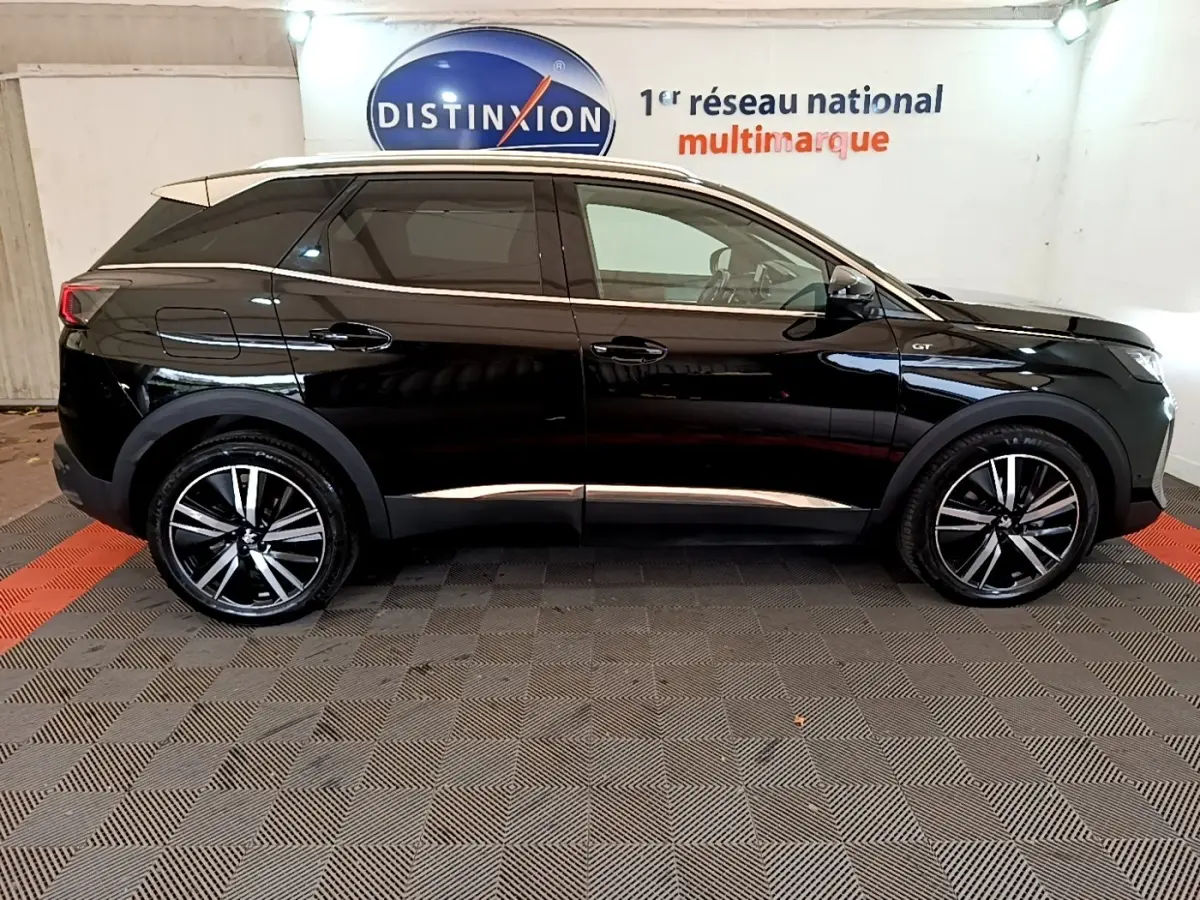 Peugeot 3008 GT Pack noir vue de profil côté gauche, avec jantes alliage et détails chromés sur carrosserie.