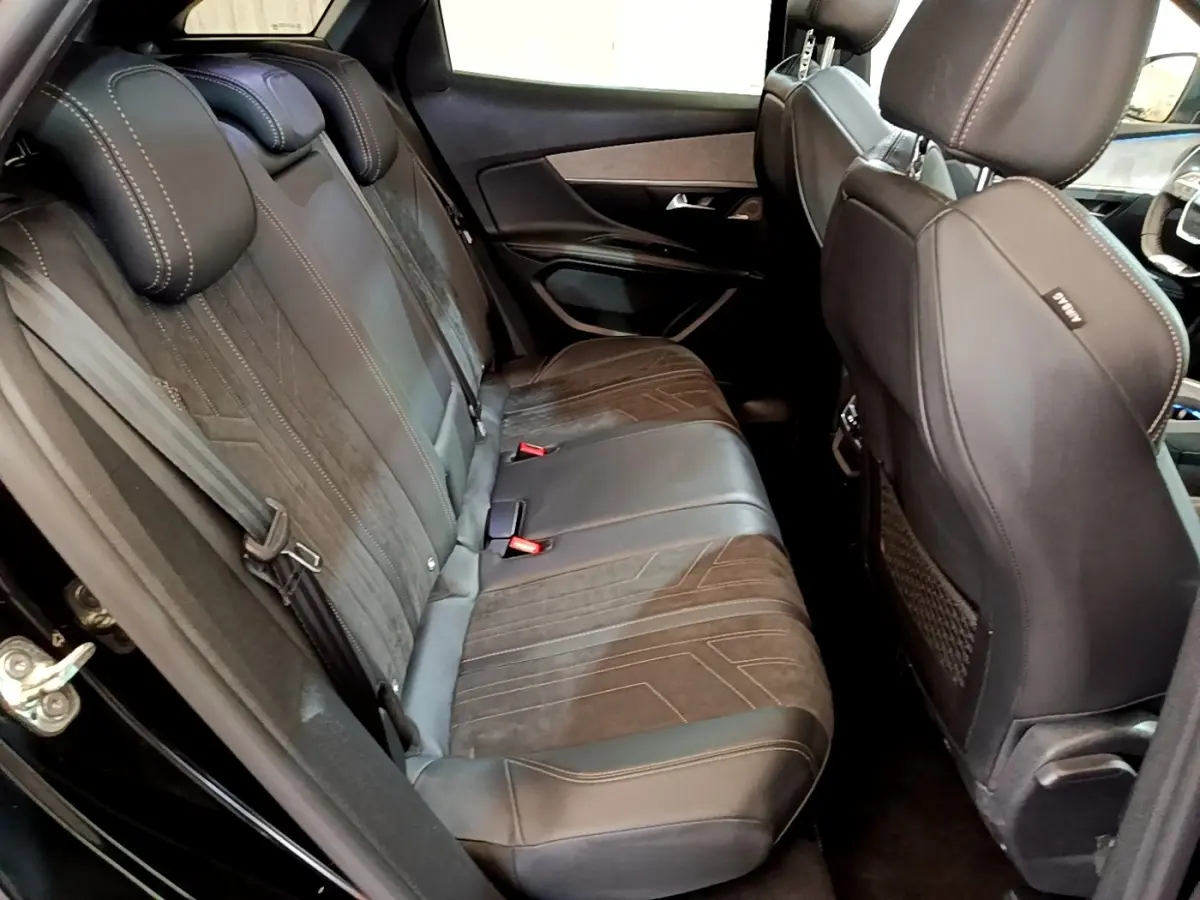 Vue intérieure côté gauche des sièges arrière noirs en cuir et alcantara du Peugeot 3008 GT Pack 2022.