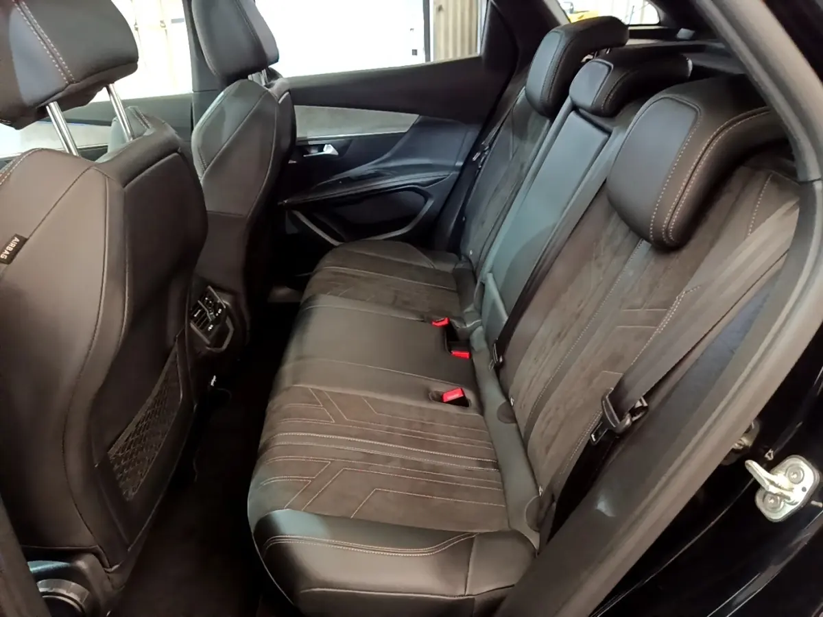 Vue intérieure côté droit des sièges arrière en cuir noir du Peugeot 3008 PureTech 130 GT Pack 2022.