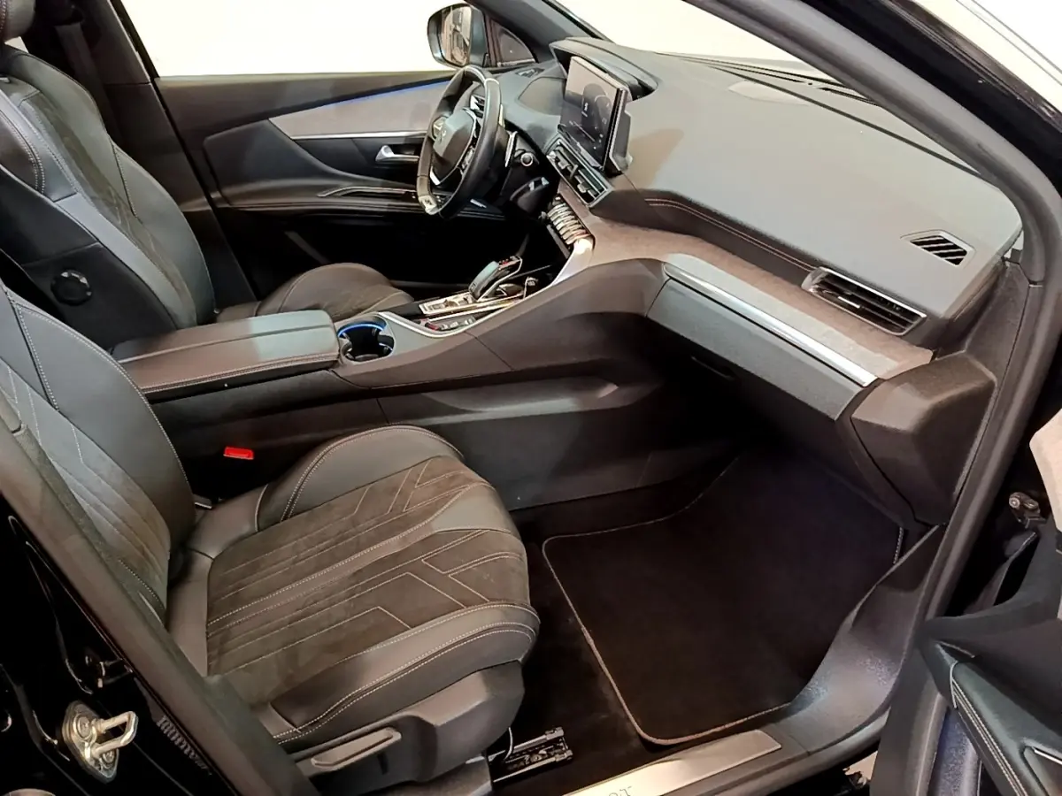 Intérieur noir du Peugeot 3008 GT Pack 2022 vu côté passager, avec tableau de bord moderne et sièges en cuir.