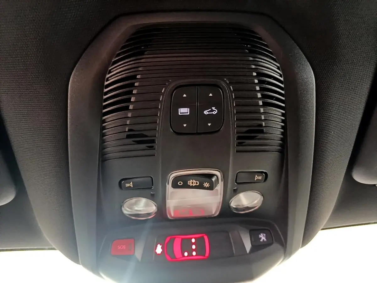 Vue en gros plan du plafonnier intérieur noir avec commandes d’éclairage et bouton SOS du Peugeot 3008 noir 2022.